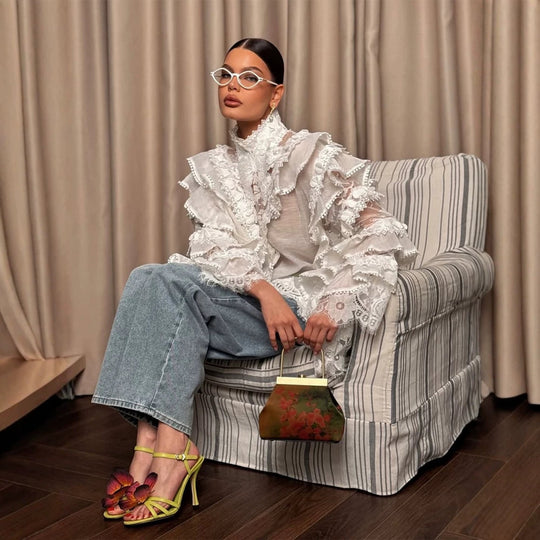 Damen Transparente Spitzenbluse mit Volant-Ärmeln und hohem Stehkragen Nord Taschen