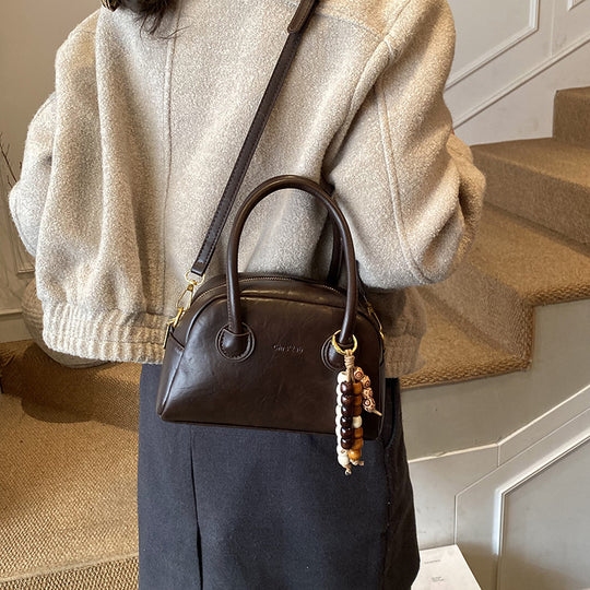 Damen trendige Handtasche mit abnehmbaren Tragegriffen und dekorativem Anhänger Nord Taschen