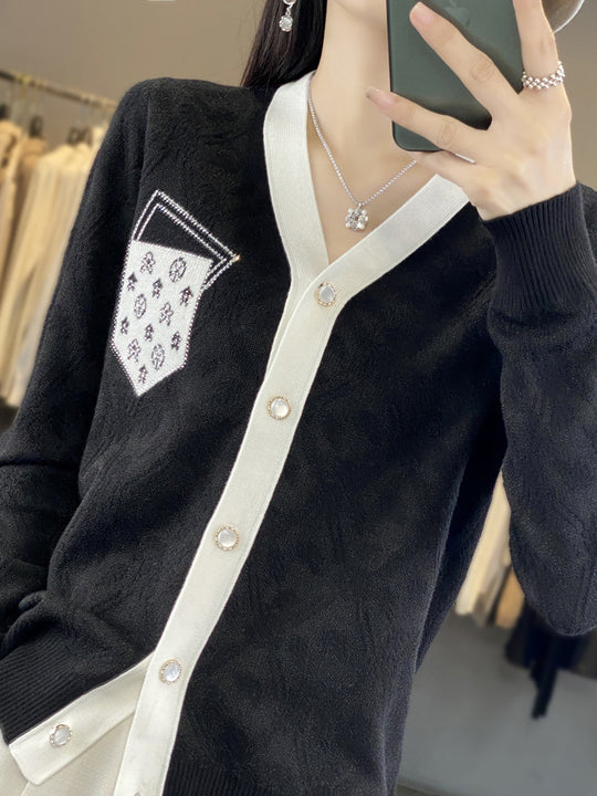 Damen Kurzgeschnittener V‑Neck-Cardigan mit Perlmuttknöpfen und kontrastierter Brusttasche Nord Taschen