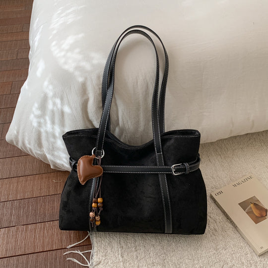 Damen modische und geräumige Handtasche mit charmantem Anhänger Nord Taschen