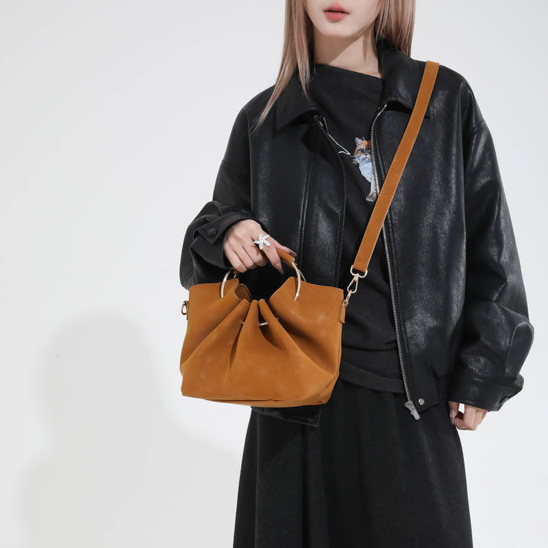 Damen Hobo-Tasche mit elegantem Raffung und stilvollem Metallhenkel Nord Taschen