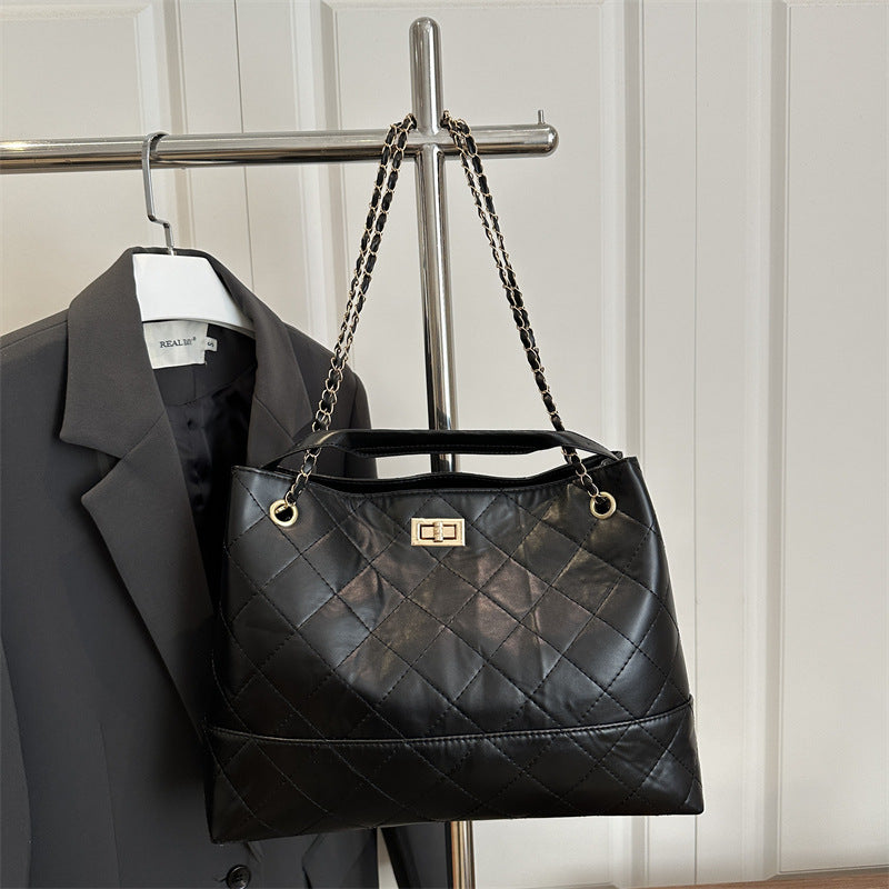 Damen elegante gesteppte Handtasche mit stylischem Kettenhenkel Nord Taschen