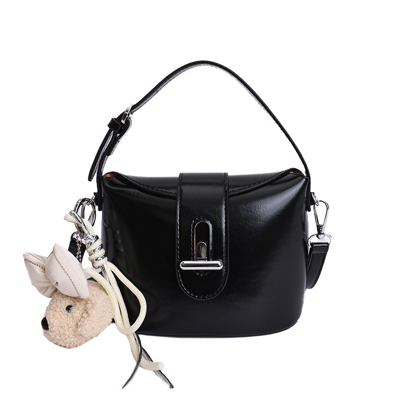Damen Handtasche im modernen minimalistischen Design mit abnehmbarem Plüschanhänger Nord Taschen