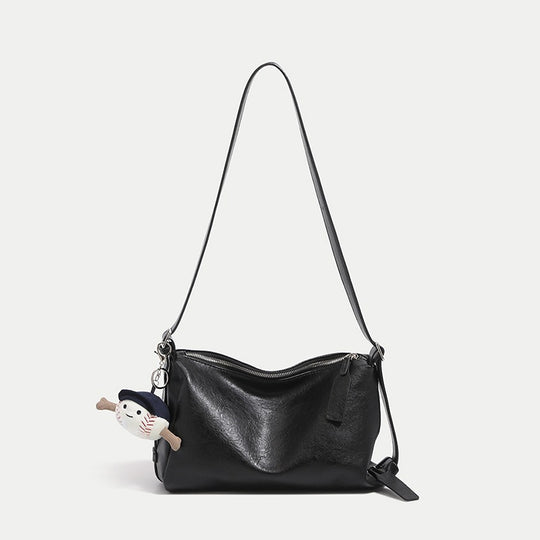 Damen Umhängetasche aus weichem Kunstleder mit verspieltem Anhänger Nord Taschen