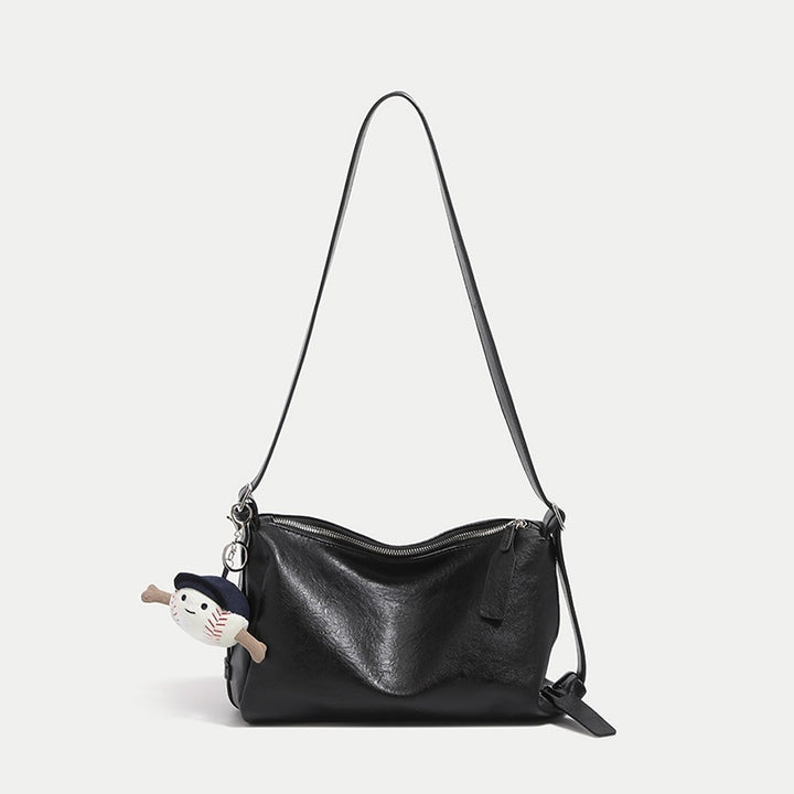 Damen Umhängetasche aus weichem Kunstleder mit verspieltem Anhänger Nord Taschen