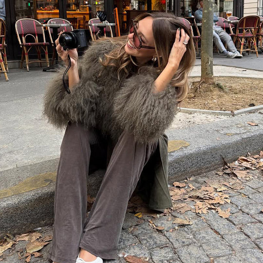 Damen Midilanger Bindemantel aus Veloursleder‑Optik mit Oversize-Fellkragen und voluminösen Fellmanschetten Nord Taschen