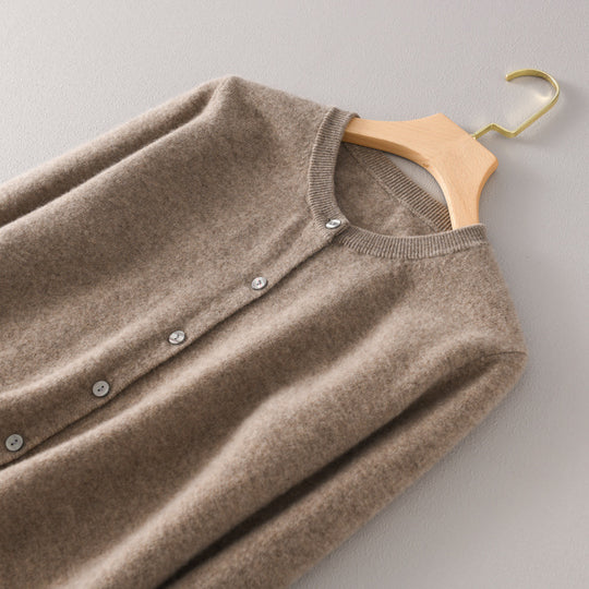Damen Leichter Rundhals-Knopfcardigan in Kaschmiroptik mit feiner Rippkante und lässiger Silhouette Nord Taschen