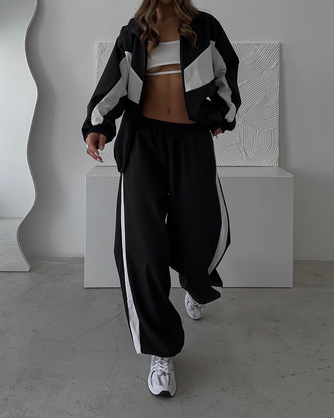 Damen sportives Zweiteiler-Set aus Oversize-Trackjacke mit Reißverschluss und weitem Bundfalten-Hose Nord Taschen