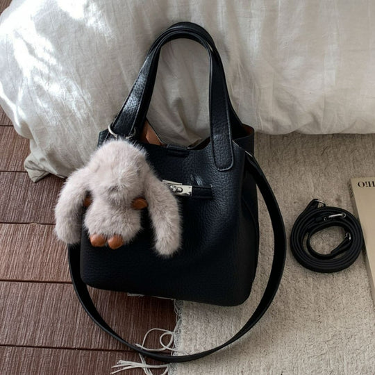 Damen Hobo Tasche aus hochwertigem Kunstleder mit abnehmbarem Plüschanhänger Nord Taschen