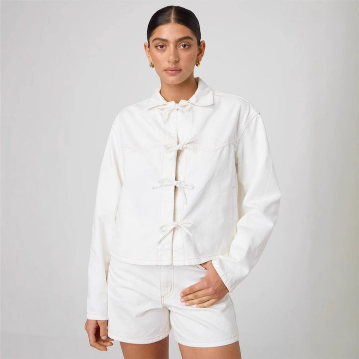 Damen kurze Denimjacke mit dekorativen Knotenverschlüssen, kastiger Silhouette und Hemdkragen Nord Taschen