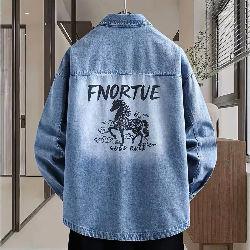 Herren Locker geschnittene Denim-Hemdenjacke mit künstlerischem Rückenprint und Overshirt-Schnitt Nord Taschen