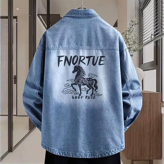Herren Locker geschnittene Denim-Hemdenjacke mit künstlerischem Rückenprint und Overshirt-Schnitt Nord Taschen