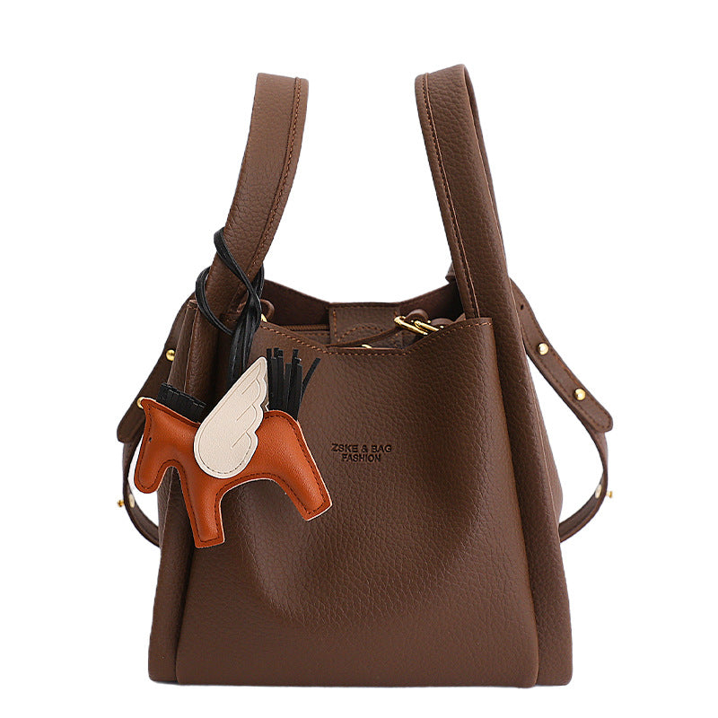 Damen Mini-Bucket Bag mit trendigem Anhänger Nord Taschen