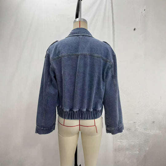 Damen Cropped Jeansjacke im Trench‑Stil mit doppelreihiger Knopfleiste und Schulterklappen Nord Taschen