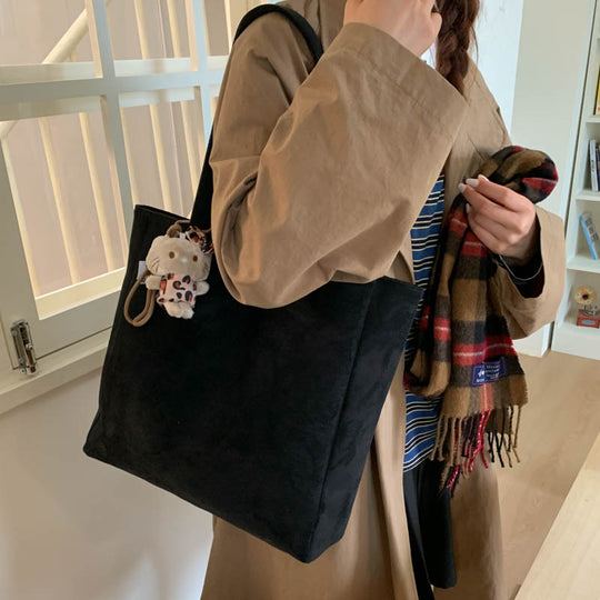 Damen stilvolle Schultertasche aus hochwertigem Wildleder mit süßem Anhänger Nord Taschen