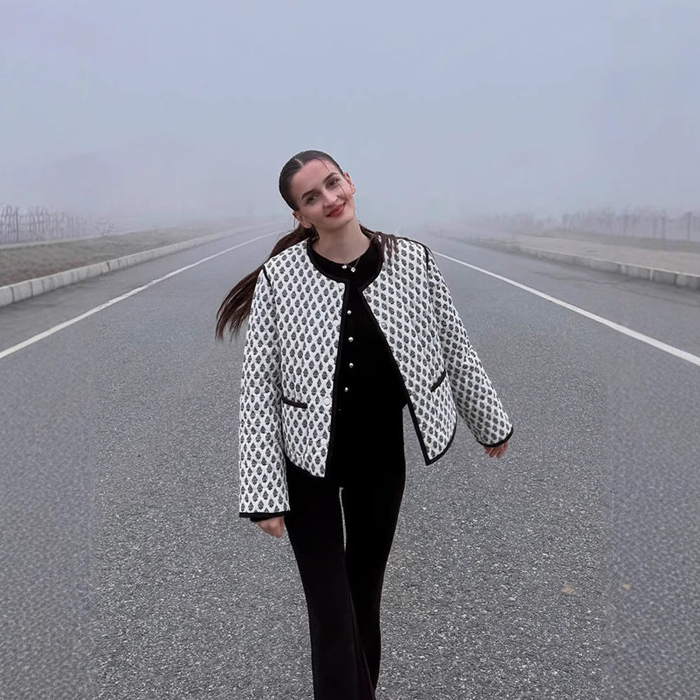 Damen gesteppte Kurzjacke mit Allover-Muster und kontrastierender Paspel Nord Taschen