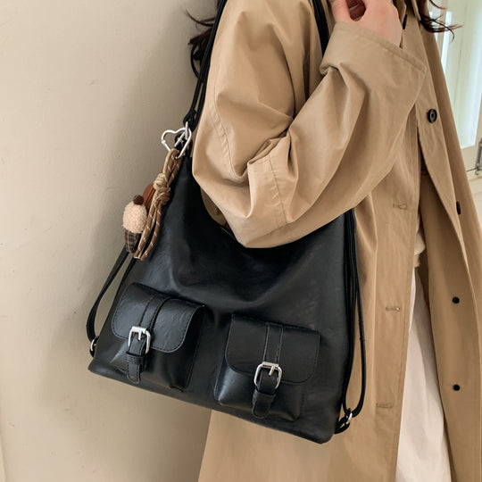 Damentasche mit strukturierten Taschen und charmanten Anhängern Nord Taschen