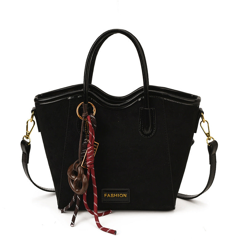 Damen modische Handtasche im eleganten Design mit verspieltem Anhänger Nord Taschen