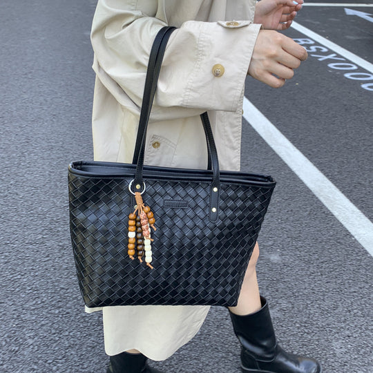 Damenhandtasche mit geflochtenem Design und bunten Holzanhängern Nord Taschen