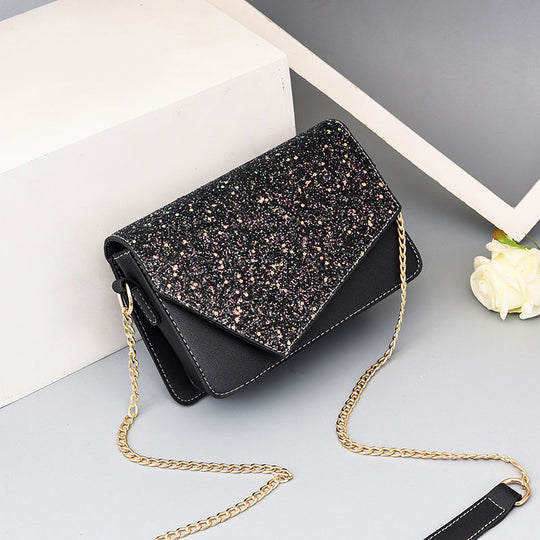Damen Umhängetasche mit eleganter Klappenoptik und goldener Kette Nord Taschen