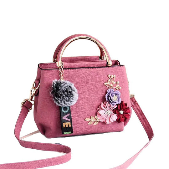 Damen modische Henkeltasche mit floralen Akzenten und schimmerndem Anhänger Nord Taschen