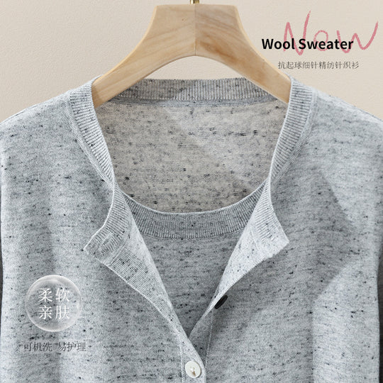 Damen Leichter gestrickter Kurzcardigan mit Rundhals, Mélange‑Struktur und kontrastierenden Knöpfen Nord Taschen
