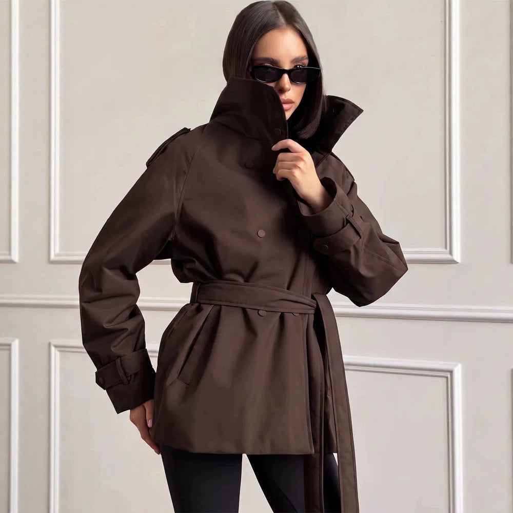Damen Kurzer technischer Trench mit hoher Kragenblende, doppelter Druckknopfleiste und taillierendem Bindegürtel Nord Taschen