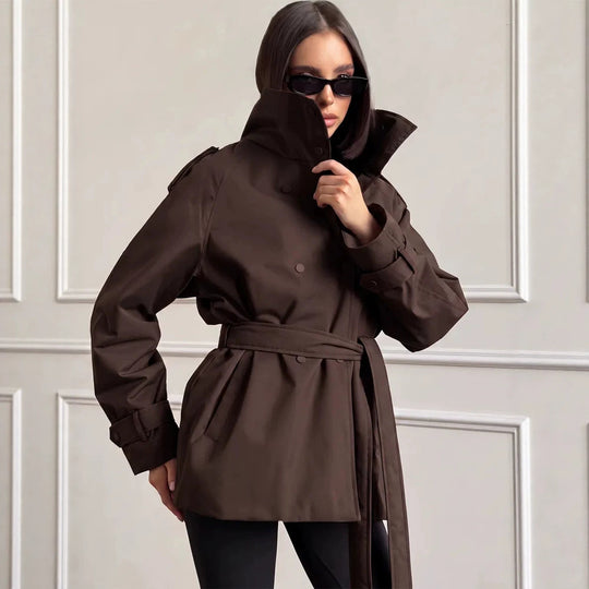 Damen Kurzer technischer Trench mit hoher Kragenblende, doppelter Druckknopfleiste und taillierendem Bindegürtel Nord Taschen