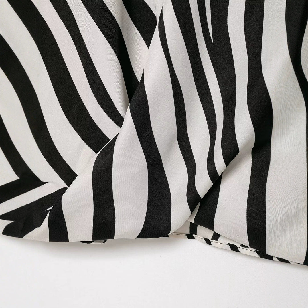 Damen Seidige Oversize-Bluse mit Zebra-Streifen und Federbesatz Nord Taschen