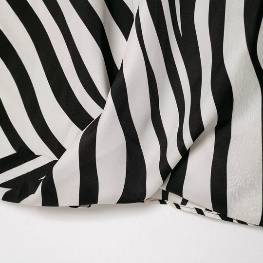 Damen Seidige Oversize-Bluse mit Zebra-Streifen und Federbesatz Nord Taschen