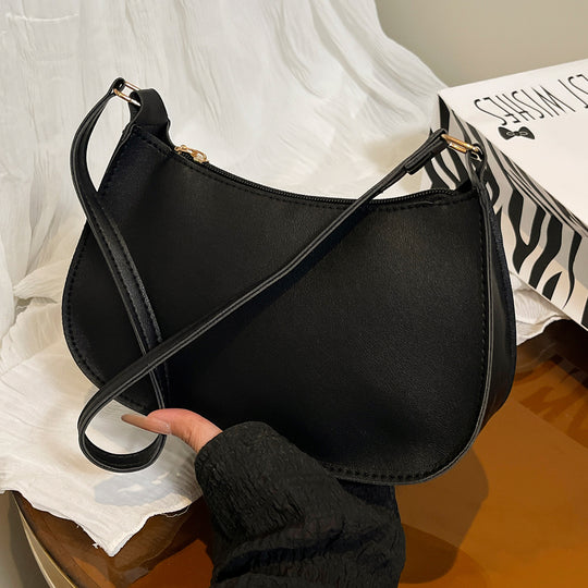 Damen Handtasche mit abgerundeter Silhouette und goldenen Akzenten Nord Taschen