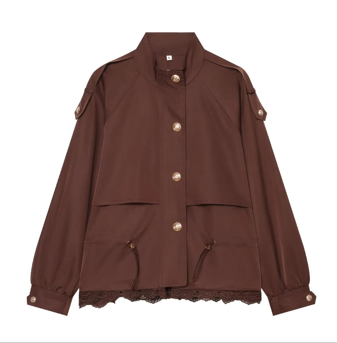 Damen 50+ taillierte Utility‑Blousonjacke mit Stehkragen, Kordelzugtaschen und Spitzenbesatz Nord Taschen