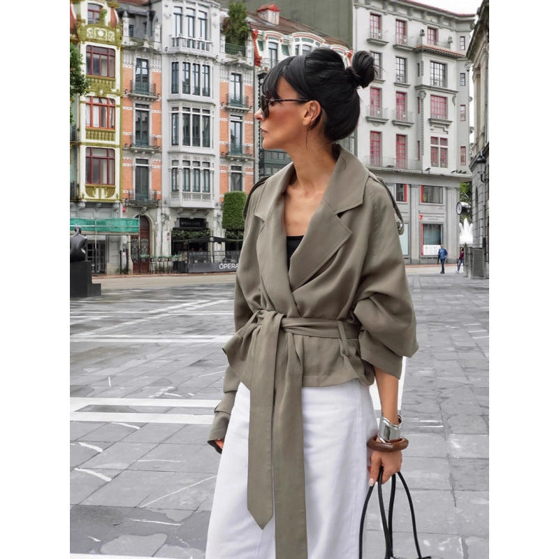 Damen Oversize Trenchjacke im Cropped-Schnitt mit Bindegürtel, überschnittenen Schultern und Ballonärmeln Nord Taschen