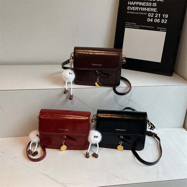 Damen Umhängetasche mit verspieltem Anhänger und elegantem Design Nord Taschen