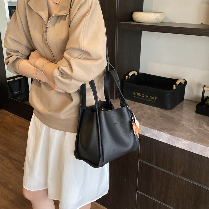 Damen Handtasche mit charmantem Tieranhänger und stilvollem Design Nord Taschen