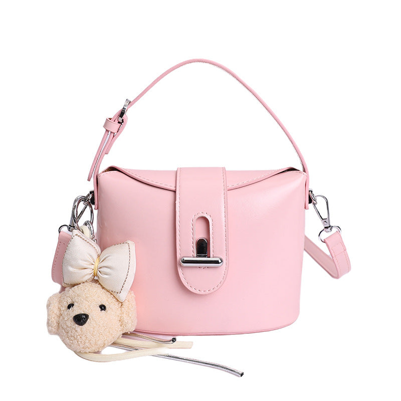 Damen Handtasche im modernen minimalistischen Design mit abnehmbarem Plüschanhänger Nord Taschen