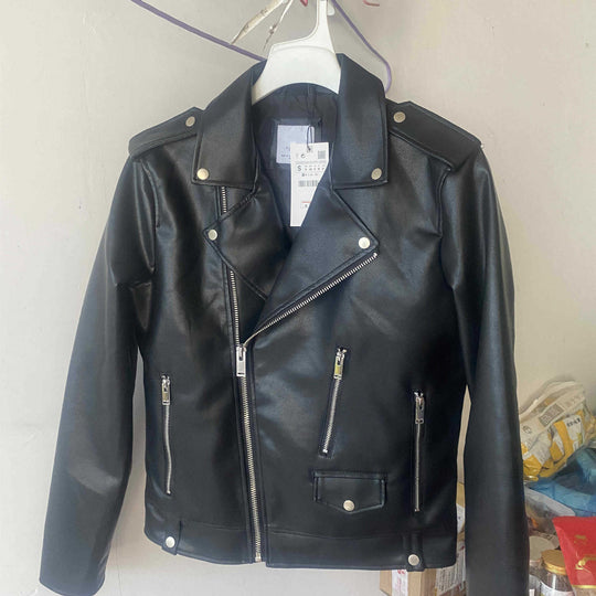 Damen Bikerjacke in veganer Lederoptik mit asymmetrischer Reißverschlussfront und Schulterklappen Nord Taschen