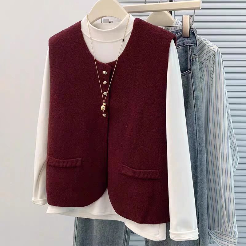 Damen Kurzgeschnittene Ärmellose Strickweste mit Perlenknopfleiste und aufgesetzten Taschen Nord Taschen