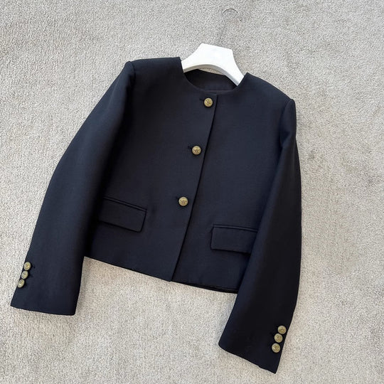 Damen Kragenlose taillierte Kurzjacke mit goldenen Zierknöpfen und Pattentaschen Nord Taschen