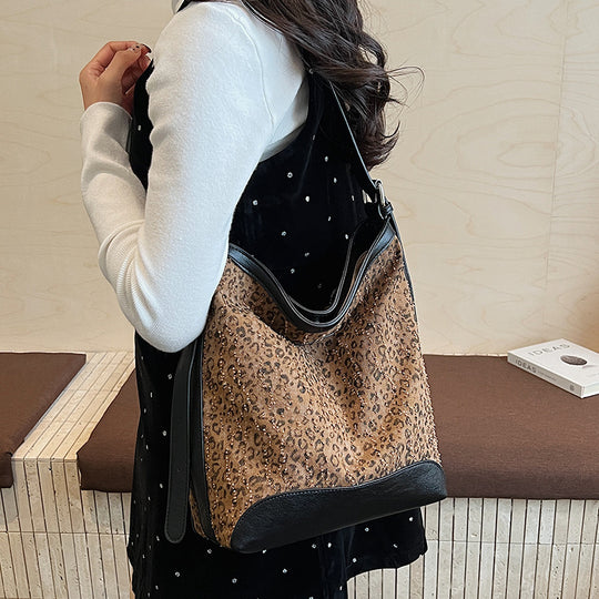 Damen Umhängetasche aus hochwertigem Wildleder mit elegantem Leopardenmuster Nord Taschen