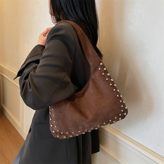 Damen Hobo-Tasche aus weichem Veloursleder mit eleganten Metallnieten Nord Taschen