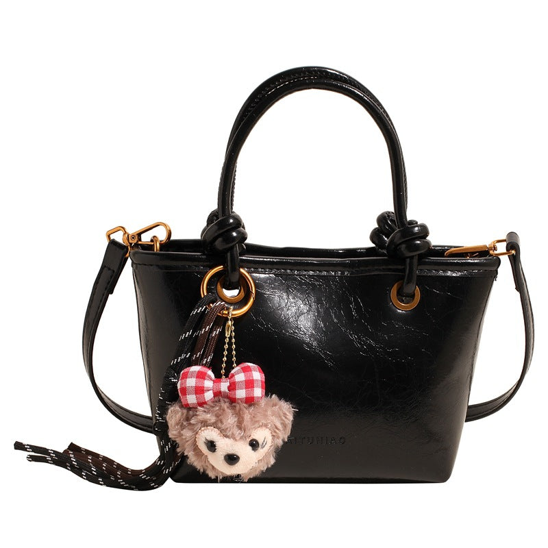 Damen Handtasche mit verspieltem Tieranhänger und modernem Design Nord Taschen