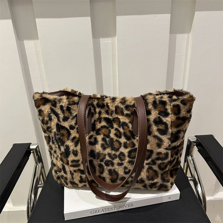 Damen Beuteltasche mit flauschiger Oberfläche Nord Taschen