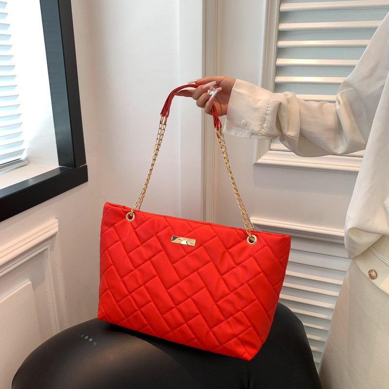 Damen elegante Stepp-Handtasche mit goldenen Akzenten Nord Taschen