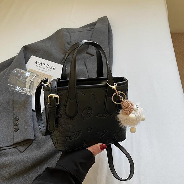 Damen Mini-Handtasche mit niedlichem Anhänger | Nord Taschen