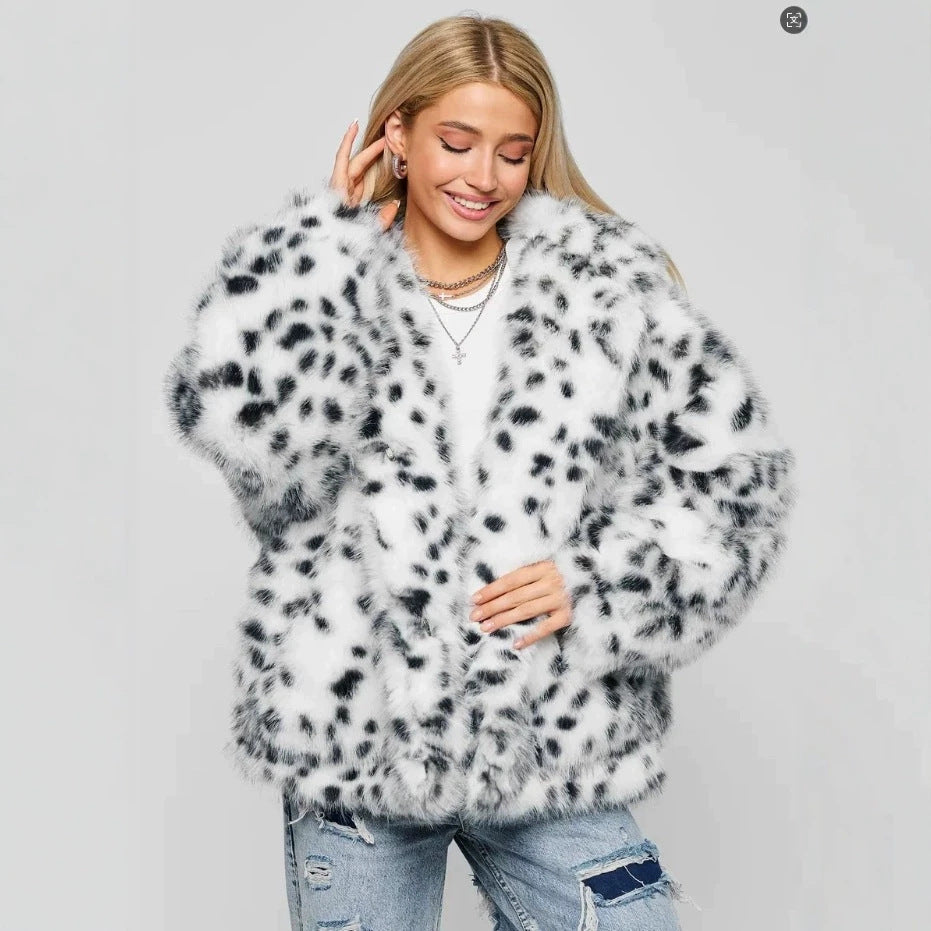 Damen Kurze Kapuzen‑Faux‑Fur‑Jacke mit Boxy‑Silhouette und gepunkteter Shaggy‑Textur Nord Taschen