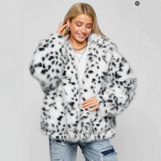 Damen Kurze Kapuzen‑Faux‑Fur‑Jacke mit Boxy‑Silhouette und gepunkteter Shaggy‑Textur Nord Taschen