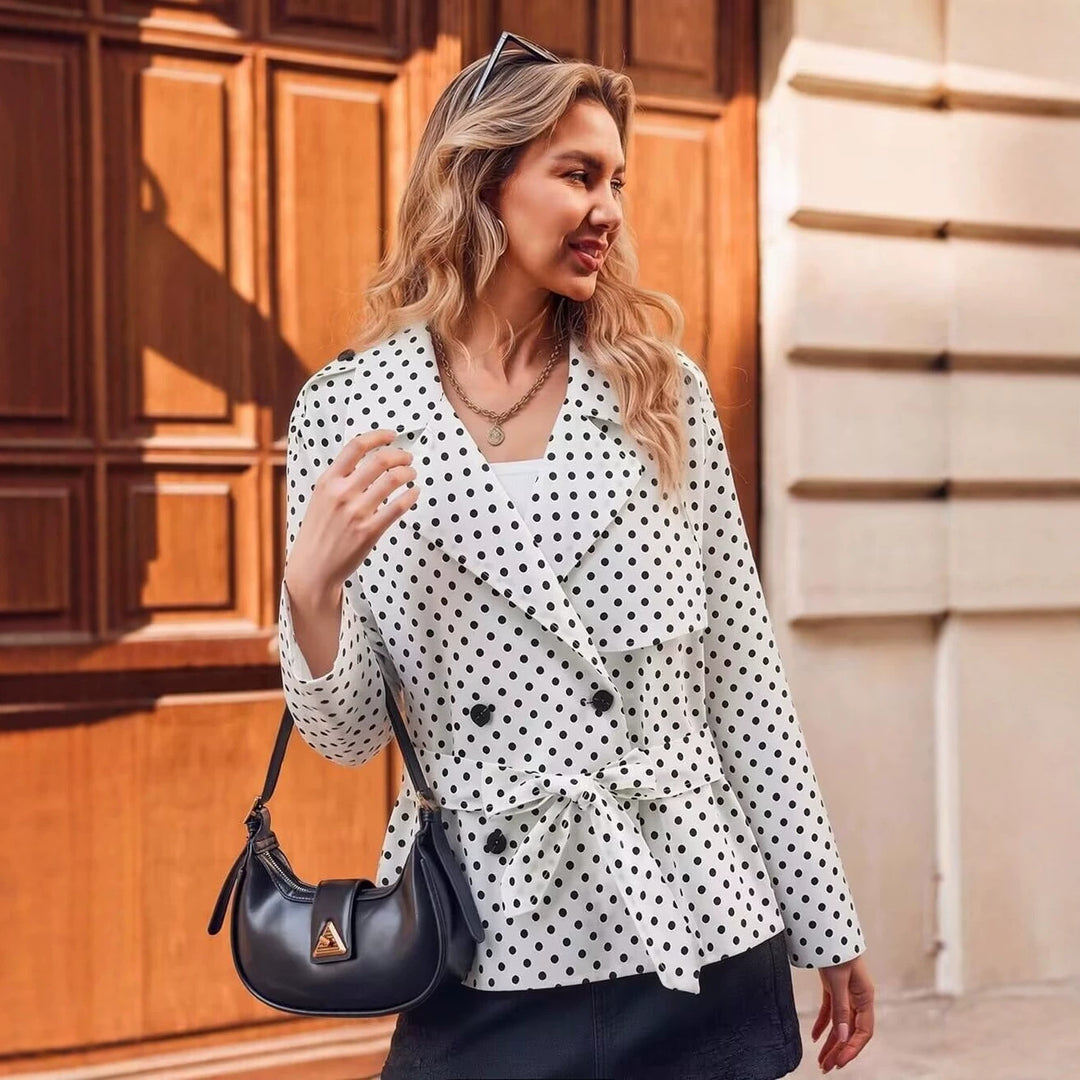 Damen Kurzer gepunkteter Trenchcoat mit Taillengürtel und doppelreihiger Knopfleiste Nord Taschen