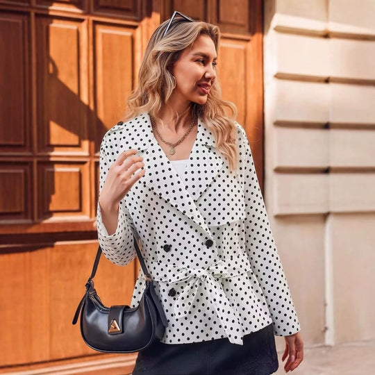 Damen Kurzer gepunkteter Trenchcoat mit Taillengürtel und doppelreihiger Knopfleiste Nord Taschen