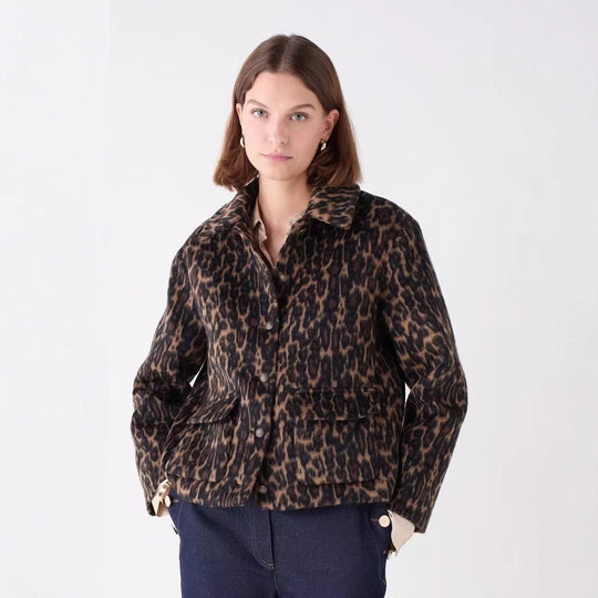 Damen Boxy‑Kurzjacke mit Leopardenmuster, Hemdkragen und aufgesetzten Pattentaschen Nord Taschen